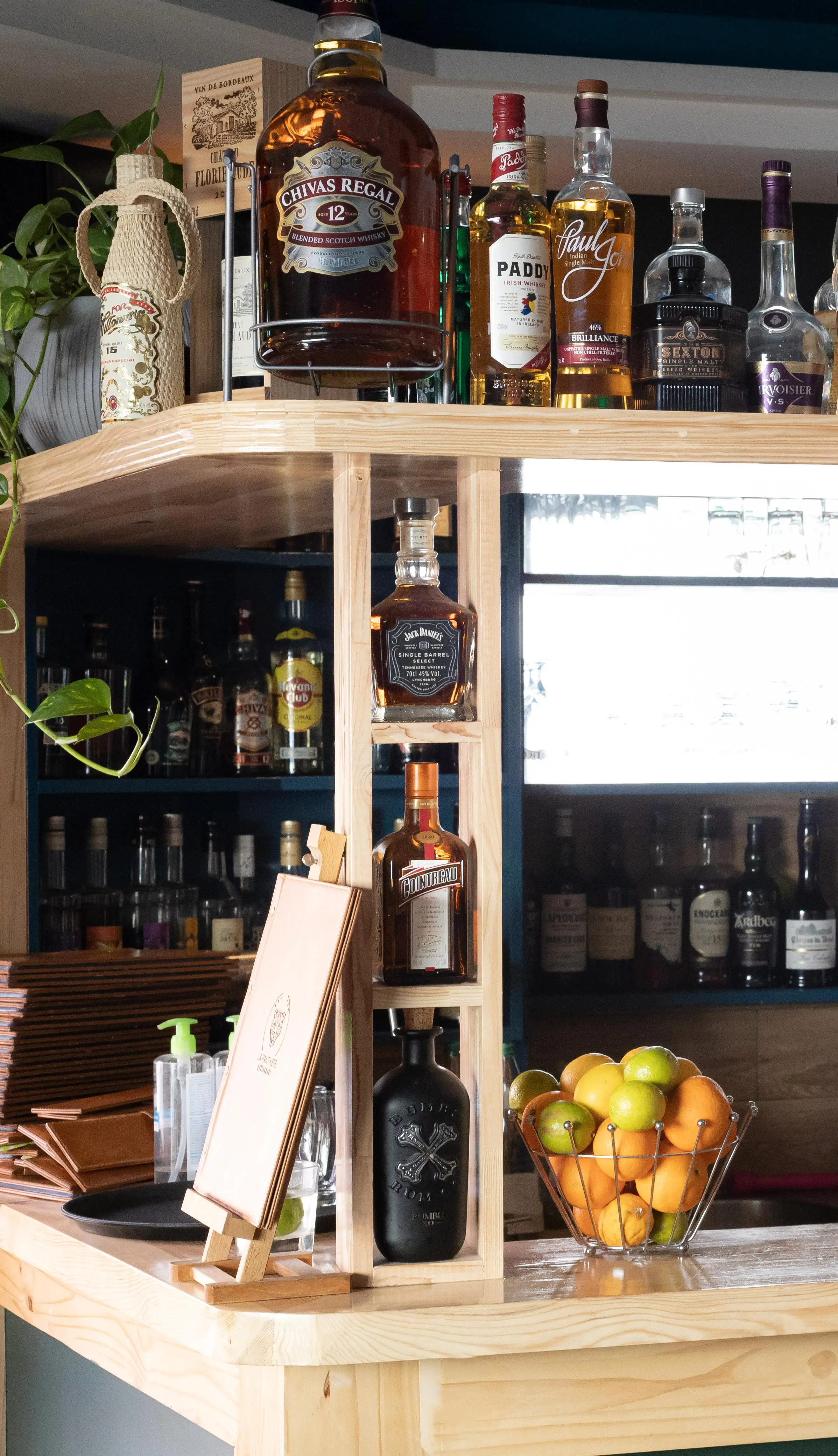 Bar et bouteilles de spiritueux