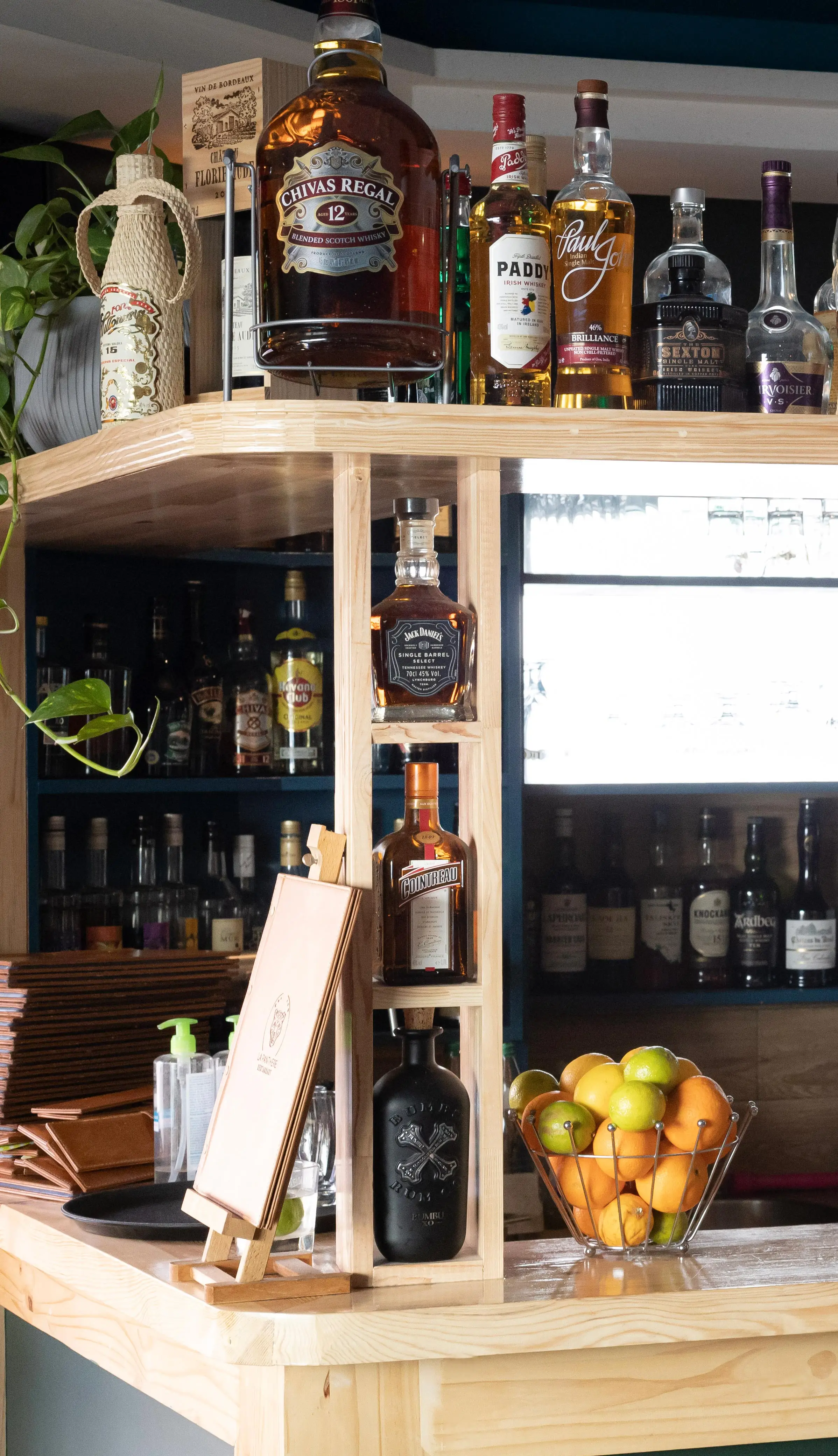 Bar et bouteilles de spiritueux du Restaurant La Panthère