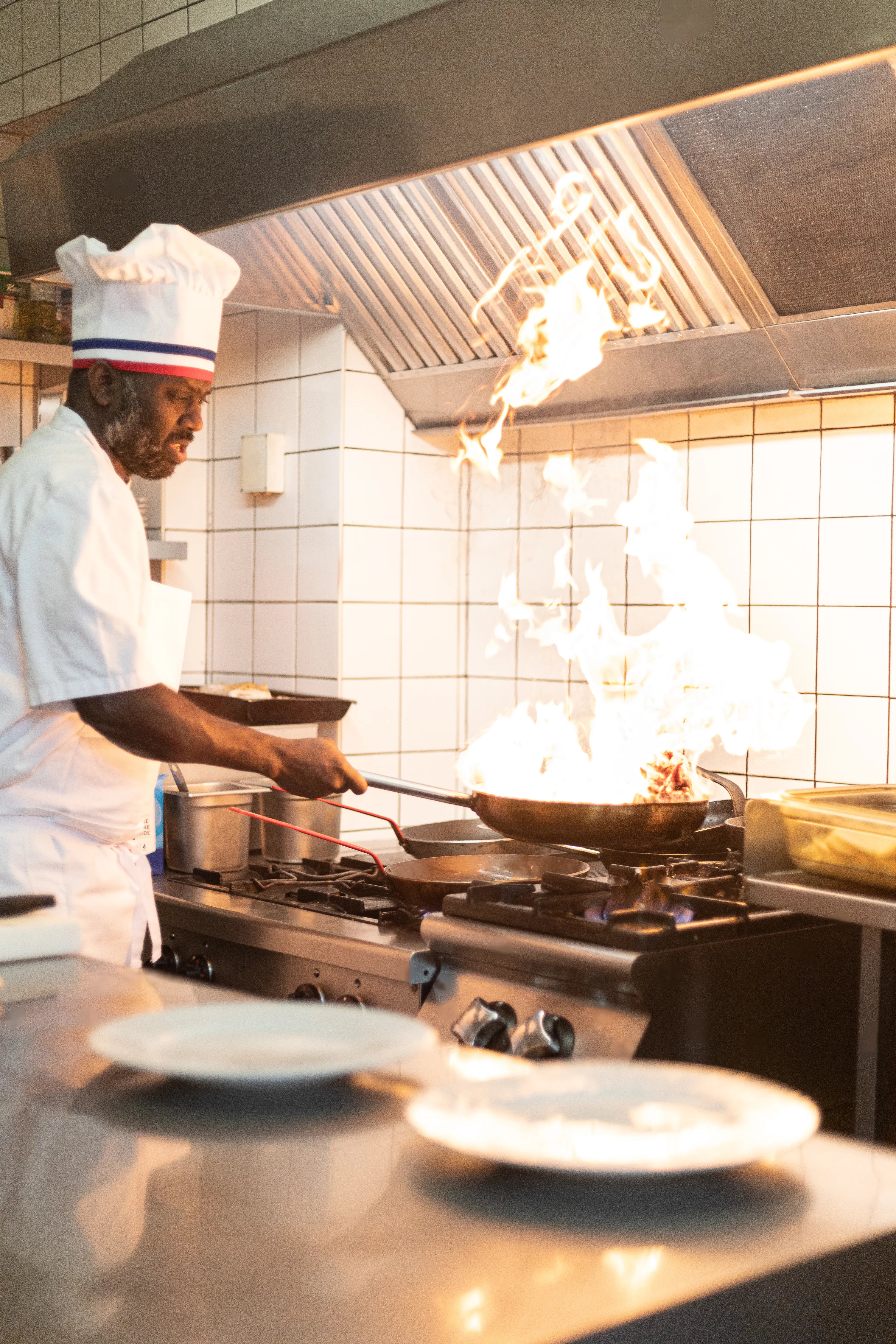 Le chef flambe un onglet au cognac en cuisine