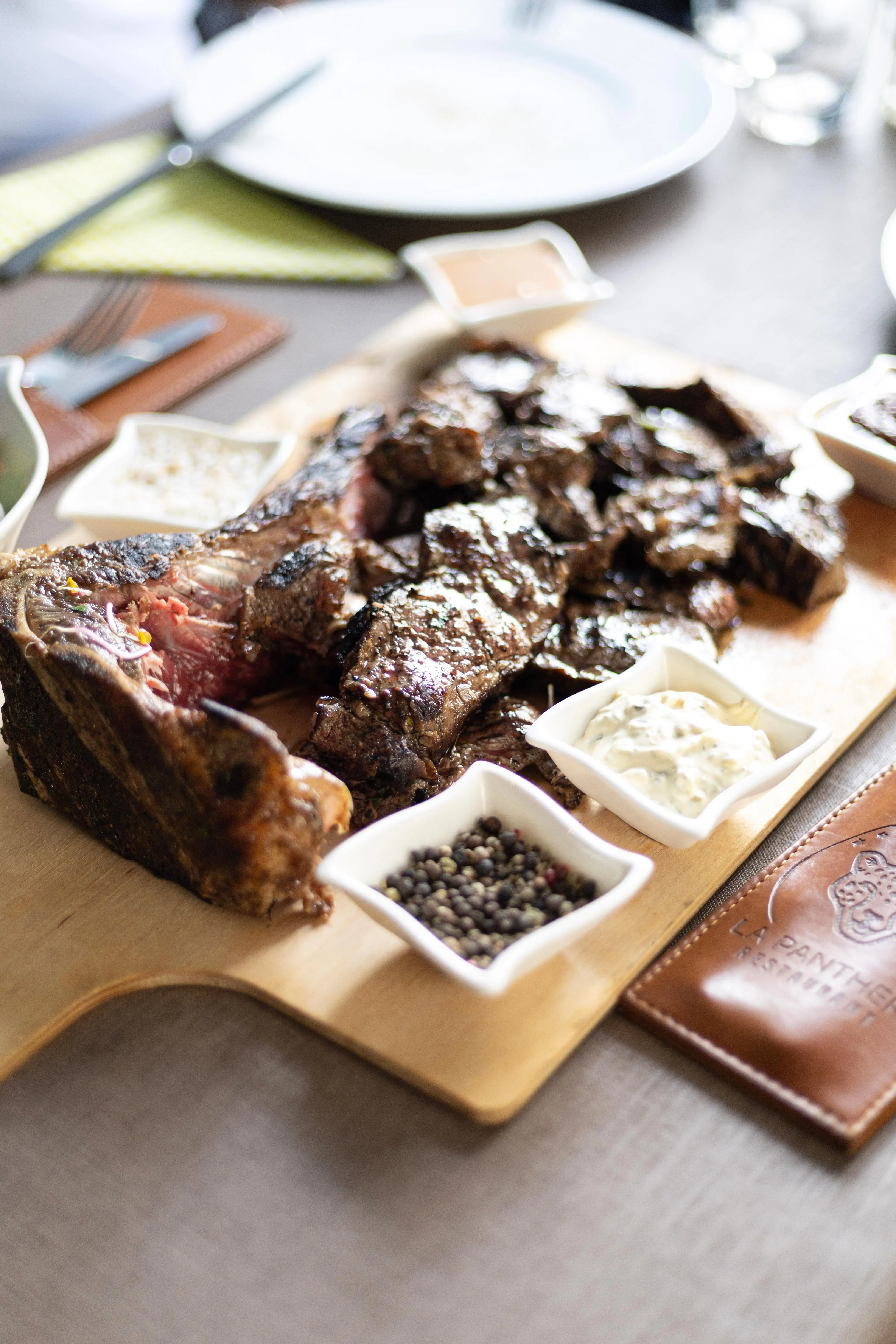 Côte de bœuf grillée dressée à l'assiette