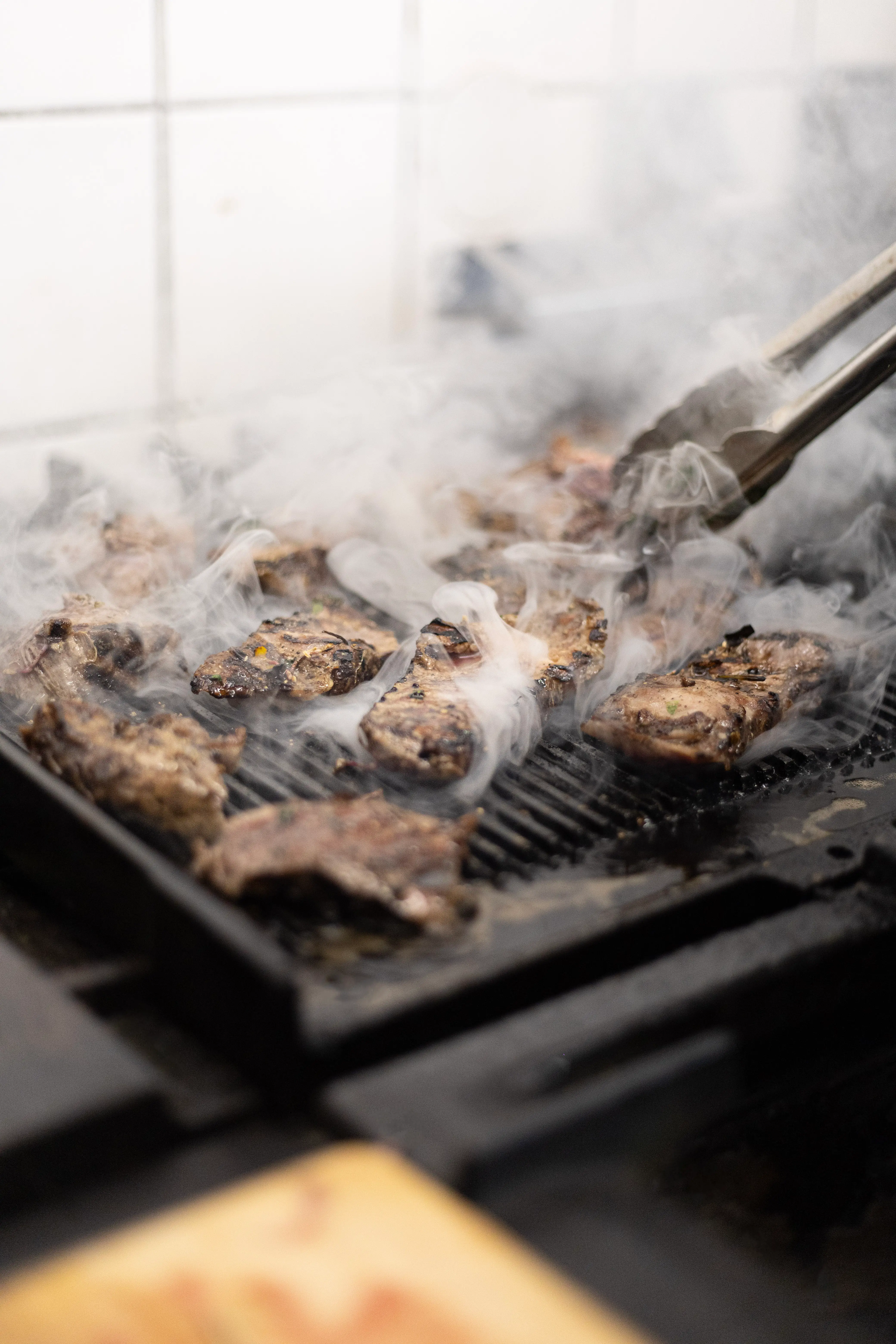 Côte de bœuf en cuisson sur le grill