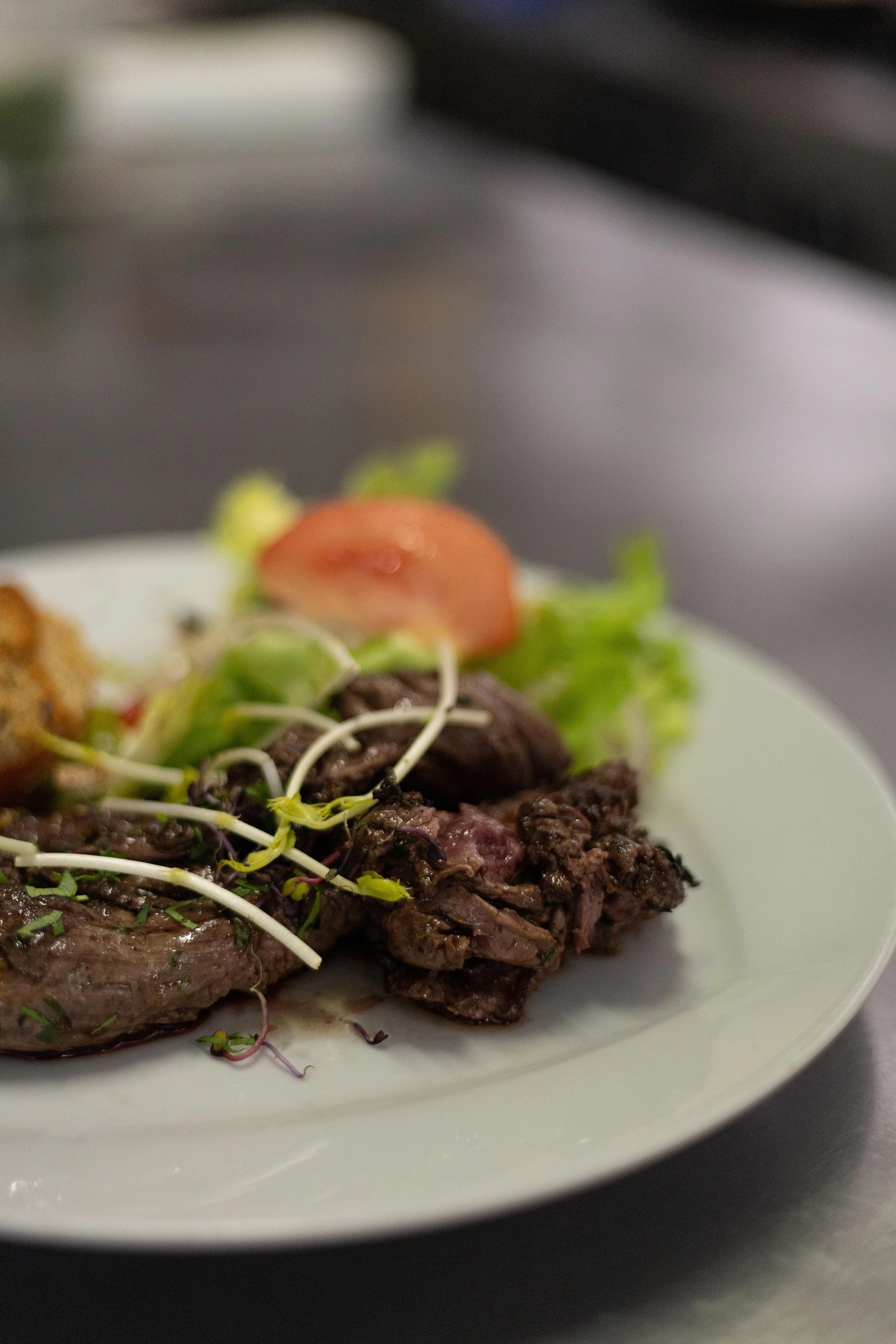 Assiette de viande et salade composée, en entrée