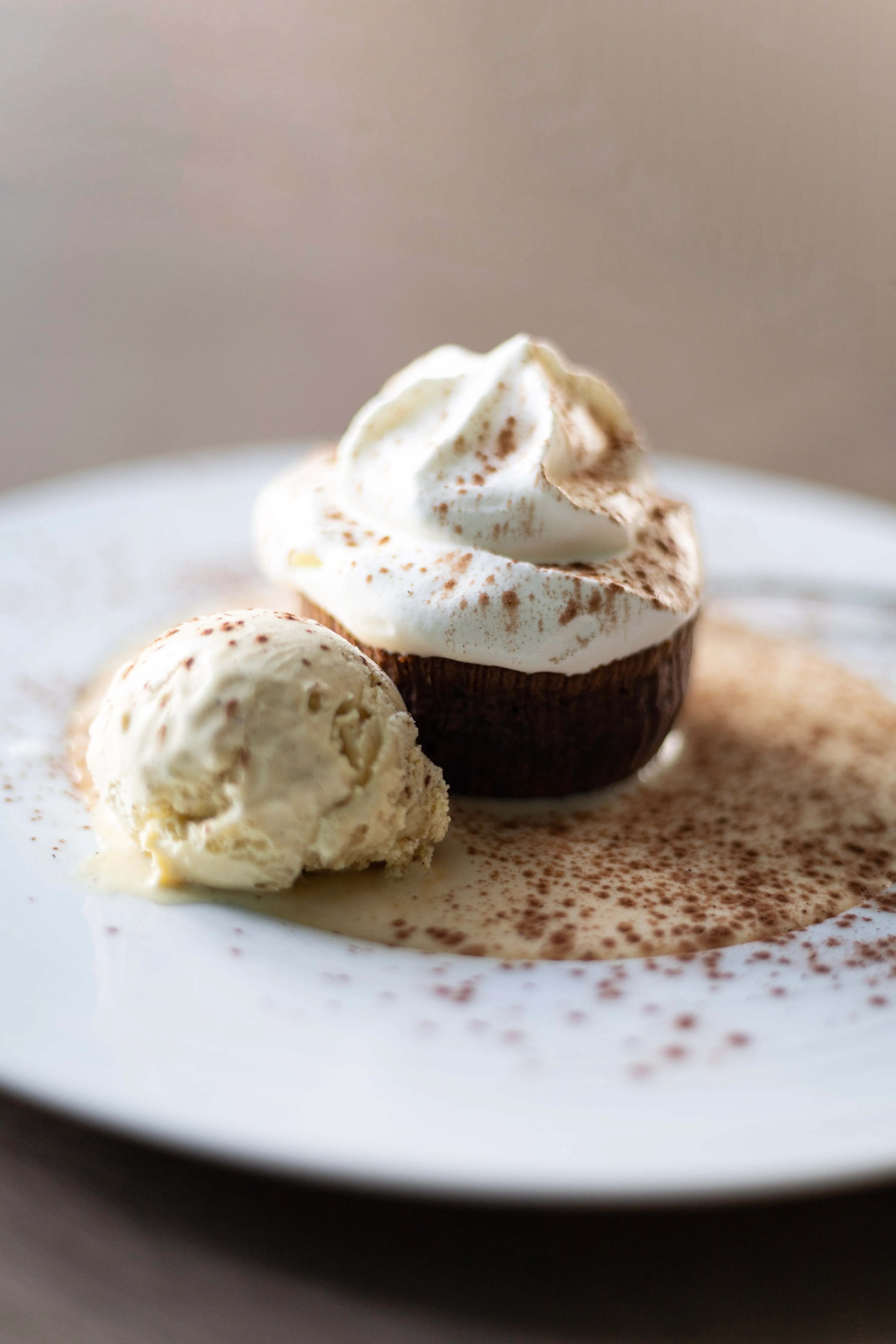Fondant chocolat, crème anglaise et chantilly
