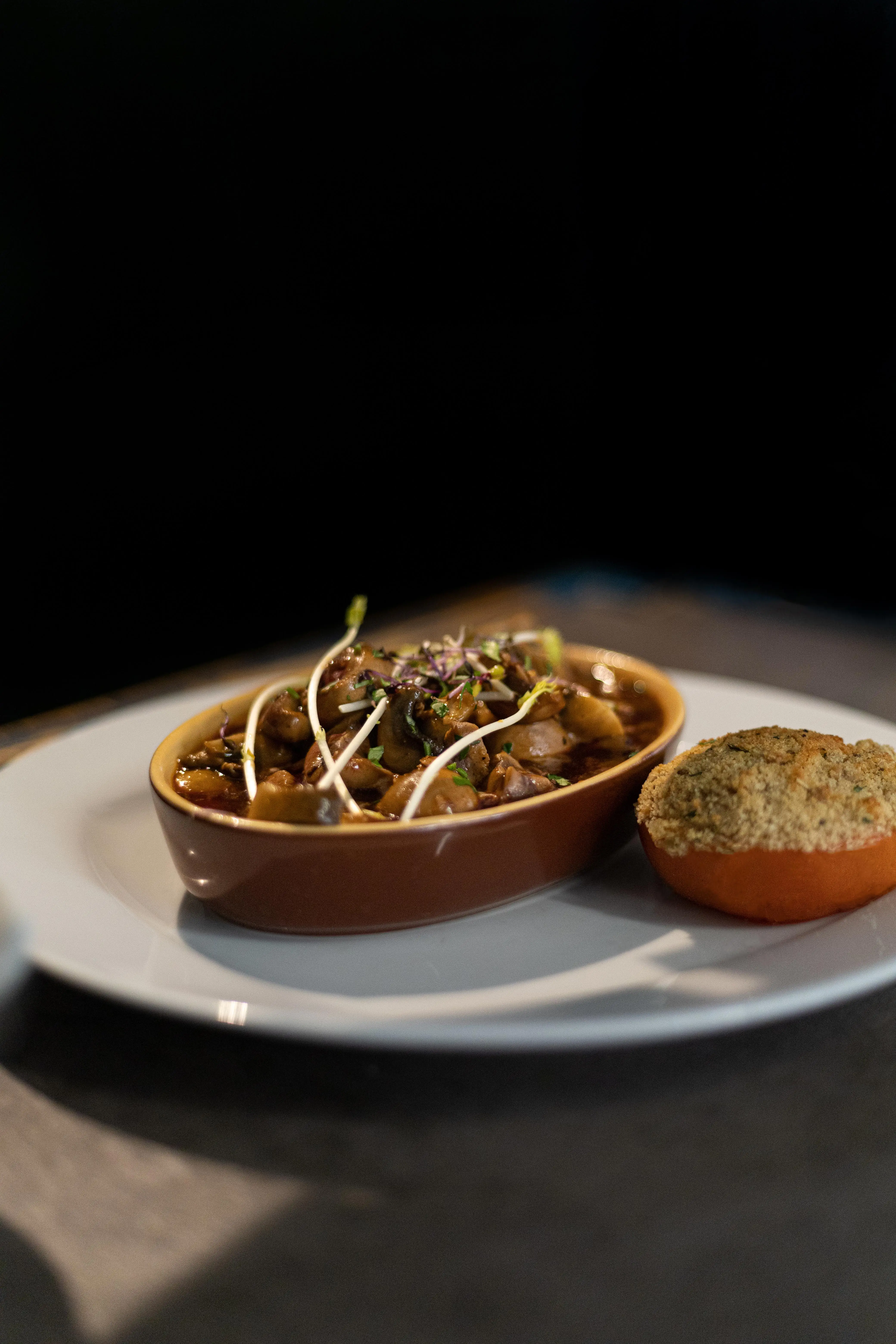 Plat de champignons en sauce avec croûton — entrée de la carte